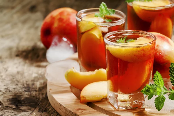 氷の果実の部分と桃の紅茶 — ストック写真
