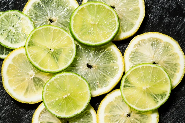 Нарізаний лимон і лайм — стокове фото
