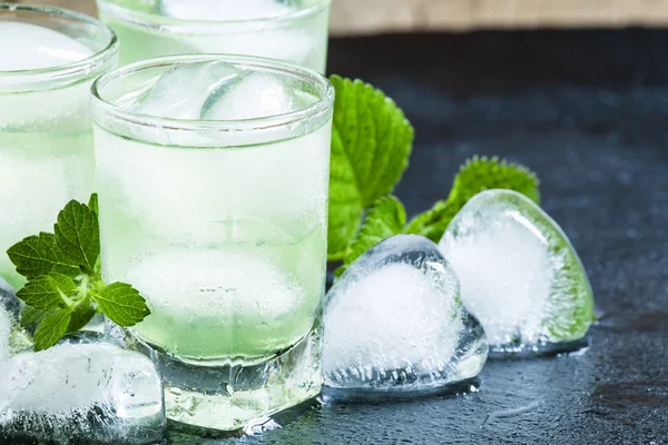ハート型の氷と緑の冷たい飲み物 — ストック写真