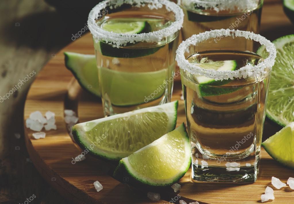 Silver Mexican tequila with lime and salt — Stock Photo © 5PH #116112180
