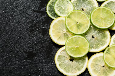 dilimlenmiş limon ve kireç 