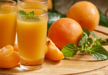 Taze kayısı suyu ve nane ile kayısı