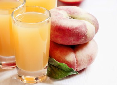 Meyve ile taze şeftali suyu 