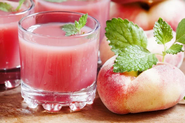 鲜榨粉红色的桃汁，在眼镜 — 图库照片