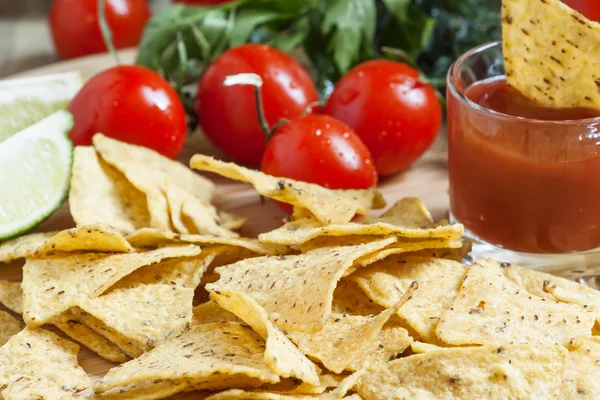 Nachos y salsa de tomate —  Fotos de Stock