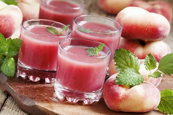 Freshly squeezed pink peach juice in glasses — Stock Photo, Image