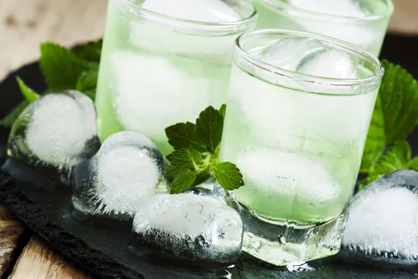 Bebida fria verde com gelo em forma de coração — Fotografia de Stock