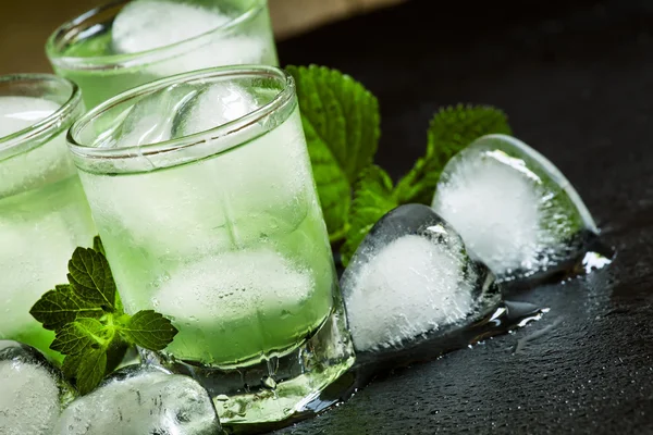 Bebida fria verde com gelo em forma de coração — Fotografia de Stock