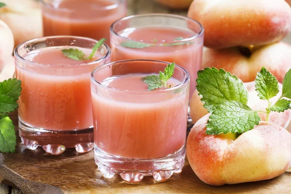 鲜榨粉红色的桃汁，在眼镜 — 图库照片