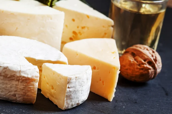 Assortiment de différents types de fromage — Photo