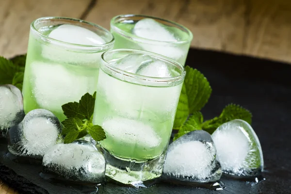 Зеленый холодный напиток со льдом в форме сердца — стоковое фото