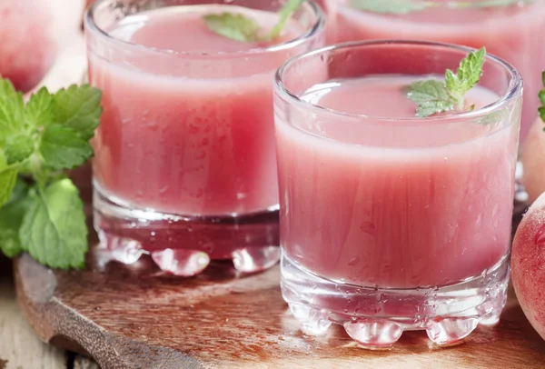 Suco de pêssego rosa recentemente apertado em copos — Fotografia de Stock