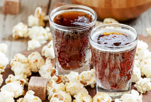 Karamell-Popcorn und Cola im Glas — Stockfoto