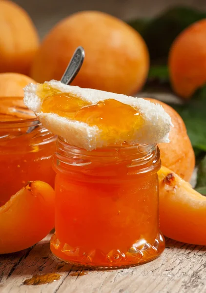 Mermelada de albaricoque con pan — Foto de Stock