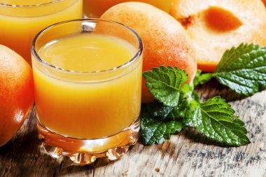 Taze kayısı suyu ve nane ile kayısı 