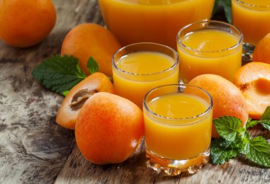 Taze kayısı suyu ve nane ile kayısı 