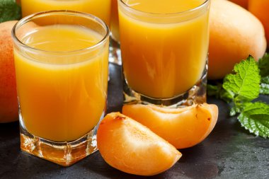 Taze kayısı suyu ve nane ile kayısı 