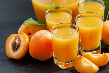 Taze kayısı suyu ve nane ile kayısı 