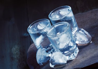Bir bardaklarda buzlu soğuk tatlı su