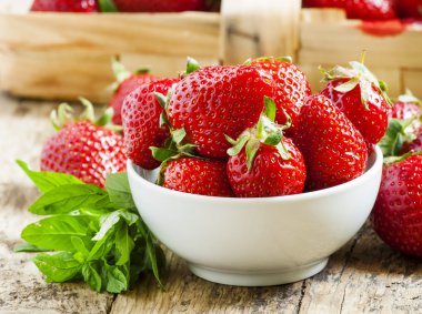 Bir beyaz porselen kase taze çilek 