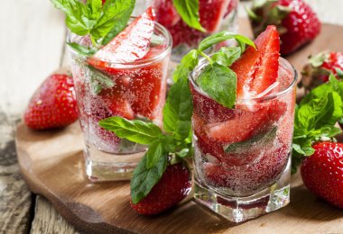 Çilek içecek nane ile yenileme