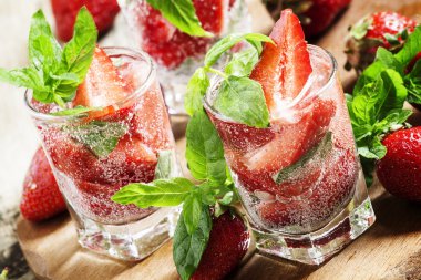 Çilek içecek nane ile yenileme