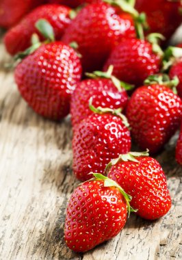 Tahta masadaki taze çilekler.