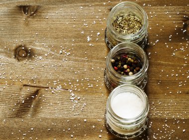 Baharatlar: tuz, biber ve küçük kavanozların içinde otlar
