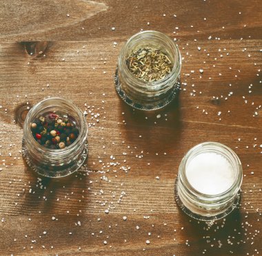 Baharatlar: tuz, biber ve küçük kavanozların içinde otlar