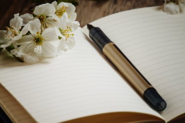 üzerinde bir not defteri kiraz çiçeği 