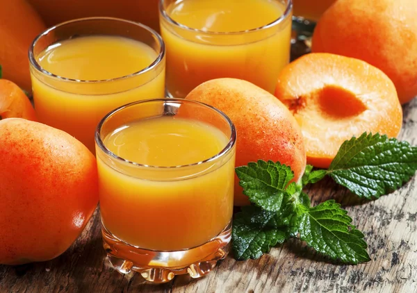 Свежий абрикосовый сок и абрикосы с мятой — стоковое фото