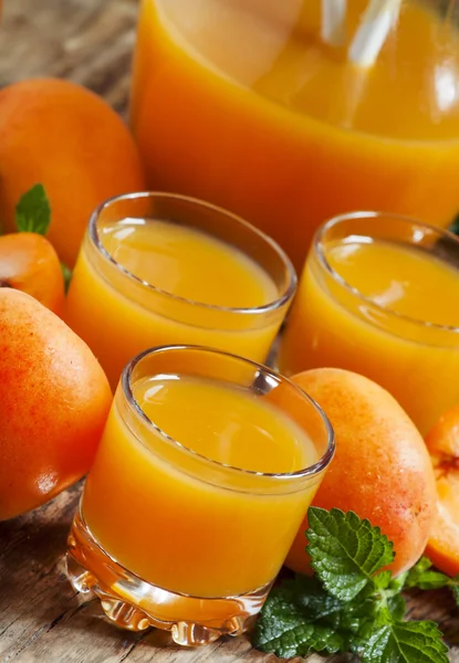 Свежий абрикосовый сок и абрикосы с мятой — стоковое фото