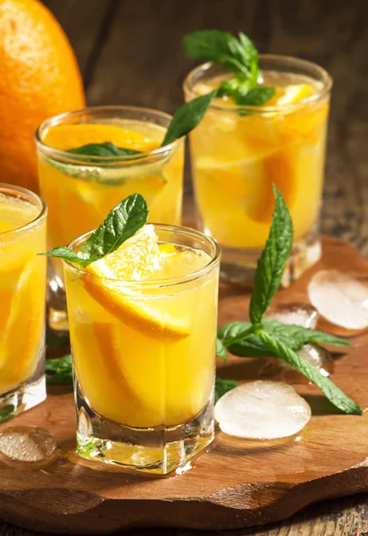 오렌지 소 다, 민트와 과일 음료 — 스톡 사진