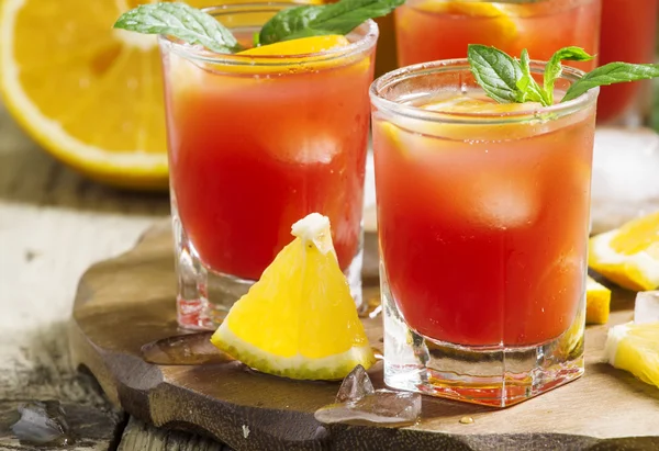 Posalı taze portakal suyu.