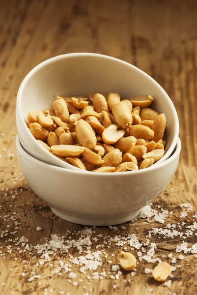 Rostade jordnötter och salt i en skål — Stockfoto