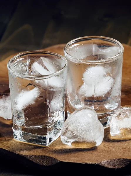 Acqua fresca fredda con ghiaccio in un bicchiere — Foto Stock
