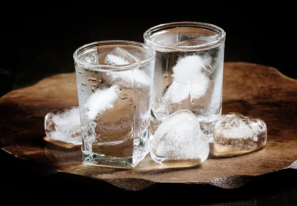 Studené pitné vody s ledem brýle — Stock fotografie