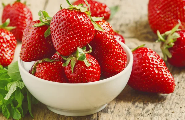 Frische Erdbeeren in einer weißen Porzellanschüssel — Stockfoto