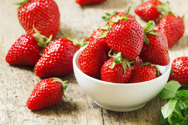 Frische Erdbeeren in einer weißen Porzellanschüssel — Stockfoto