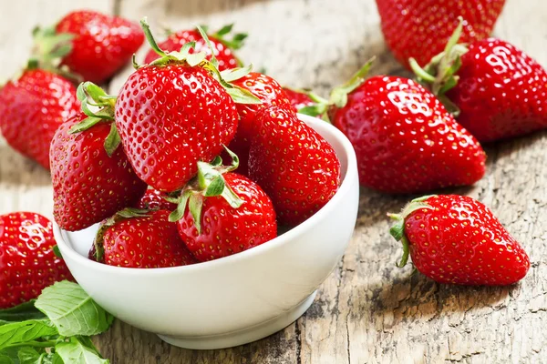 Fresas frescas en un tazón de porcelana blanca —  Fotos de Stock