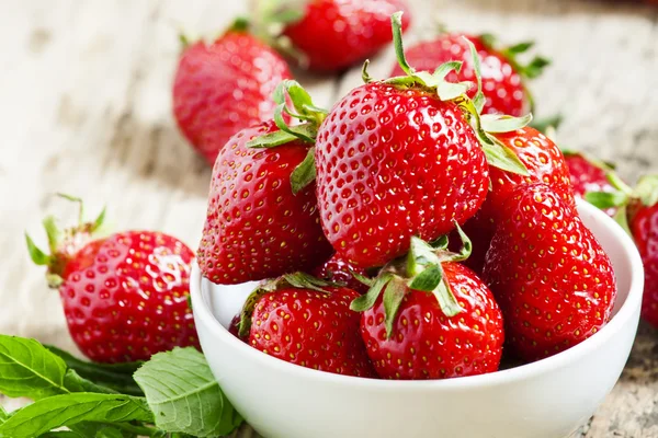 Frische Erdbeeren in einer weißen Porzellanschüssel — Stockfoto