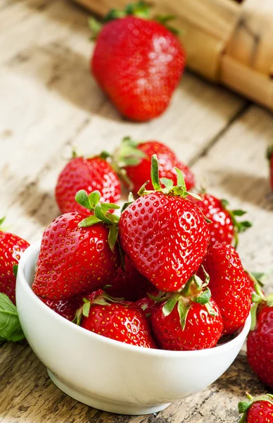 Frische Erdbeeren in einer weißen Porzellanschüssel — Stockfoto