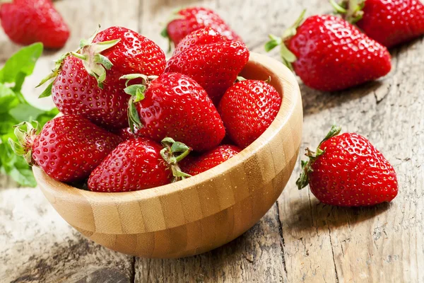Frische Erdbeeren in einer Holzschüssel — Stockfoto