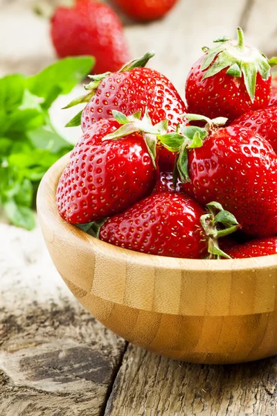 Frische Erdbeeren in einer Holzschüssel — Stockfoto