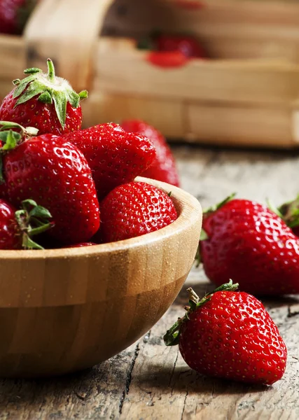 Frische Erdbeeren in einer Holzschüssel — Stockfoto