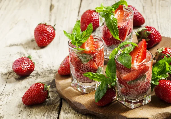 Çilek içecek nane ile yenileme