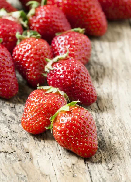 Frische Erdbeeren auf einem Holztisch — Stockfoto