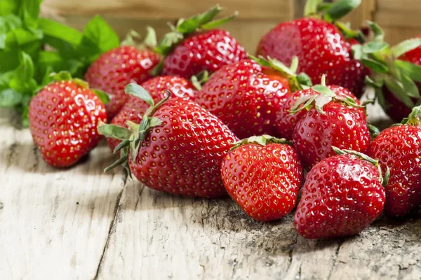 Frische Erdbeeren auf einem Holztisch — Stockfoto