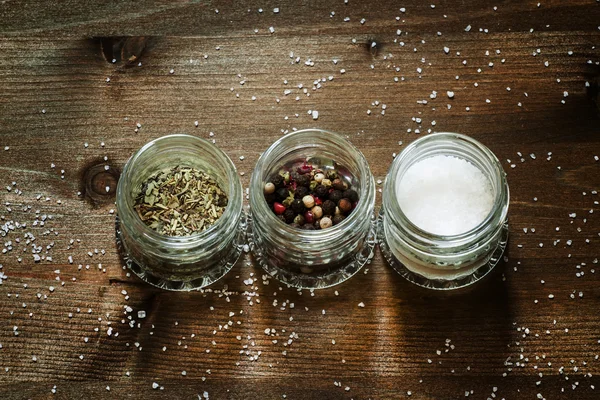 Μπαχαρικά: αλάτι, πιπέρι και βότανα σε μικρά γυάλινα βαζάκια — Φωτογραφία Αρχείου