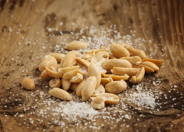 Roasted peanuts and salt — Stock Photo, Image